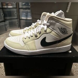 Women Jordan 1 Mid